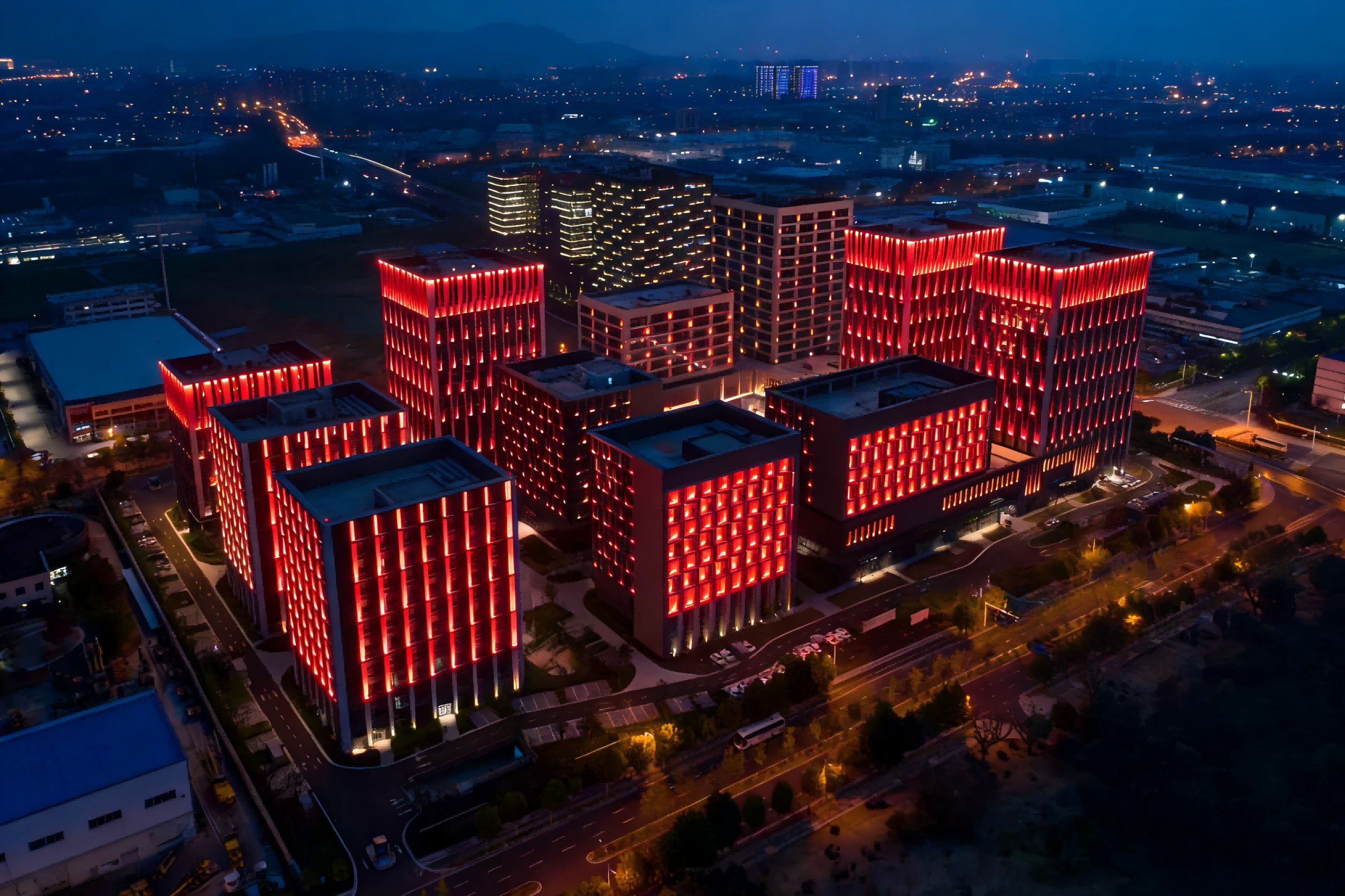 金博安柔光系列赋能汇智科技园 LED柔性洗墙灯多栋楼宇联动亮化焕新颜